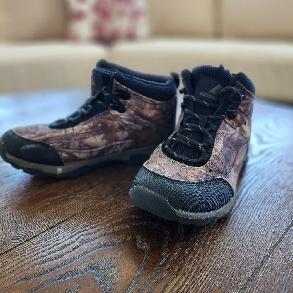 Ozark Trail Youth Hiking Boot in Oak Cammo Size 2